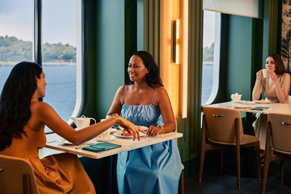 COFFEE BREAK AT THE BISTRO